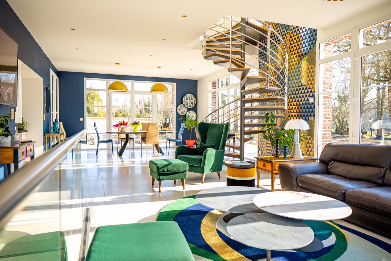 Giving A Second Life To Non-Biodegradable Home Items. Discover CasWeb.Club, the marketplace where you can offer and sell your used home items directly between users.
